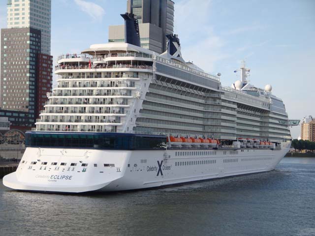 Cruiseschip ms Celebrity Eclipseaan de Cruise Terminal Rotterdam